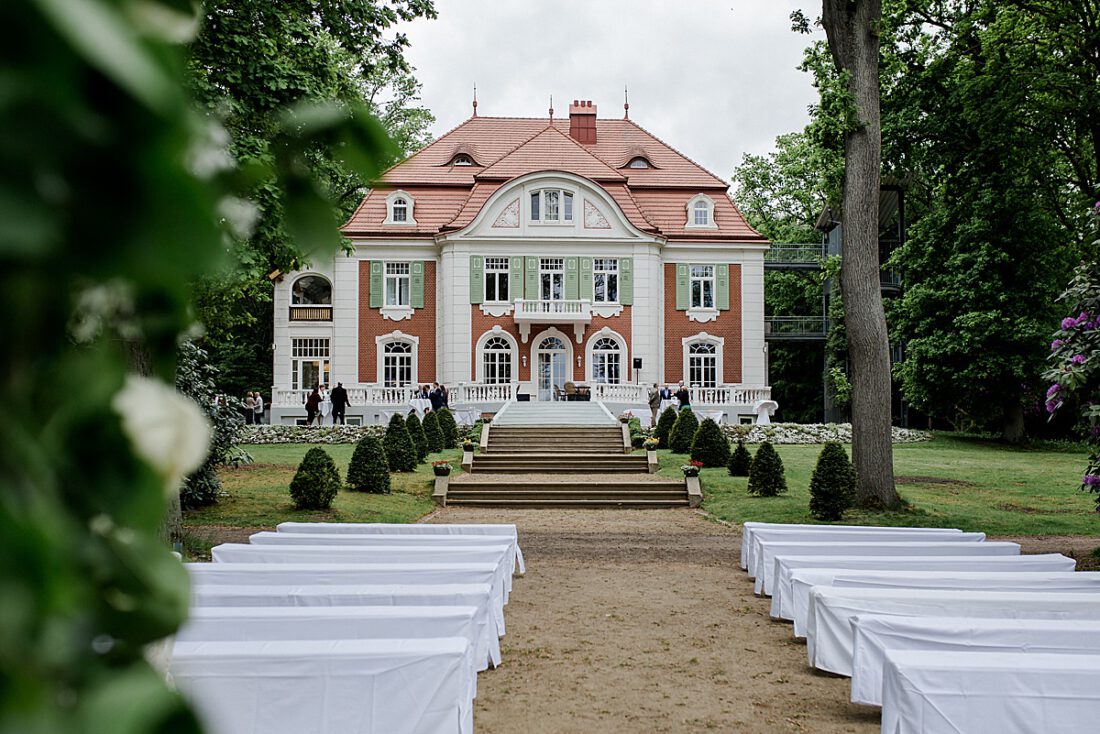 Hochzeitslocation Haus Schnede von außen, Bänke für eine freie Trauung