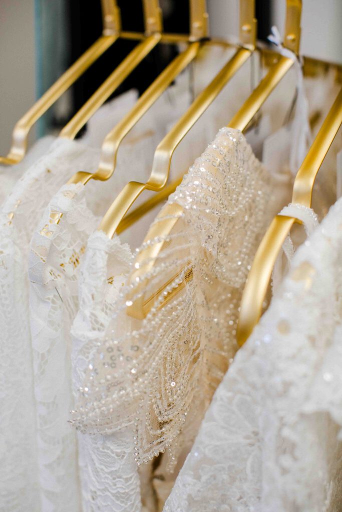 Nahaufnahme von Brautkleidern - Brautkleid Freiberg