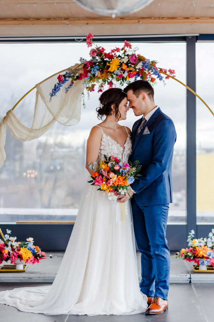 Brautpaar schaut sich an, bunte Hochzeit