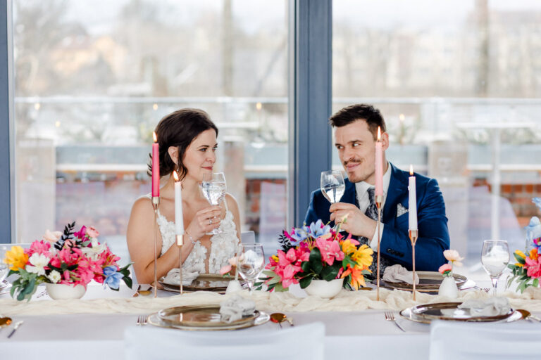 Brautpaar am bunten Hochzeitstisch - bunte Hochzeit in Chemnitz