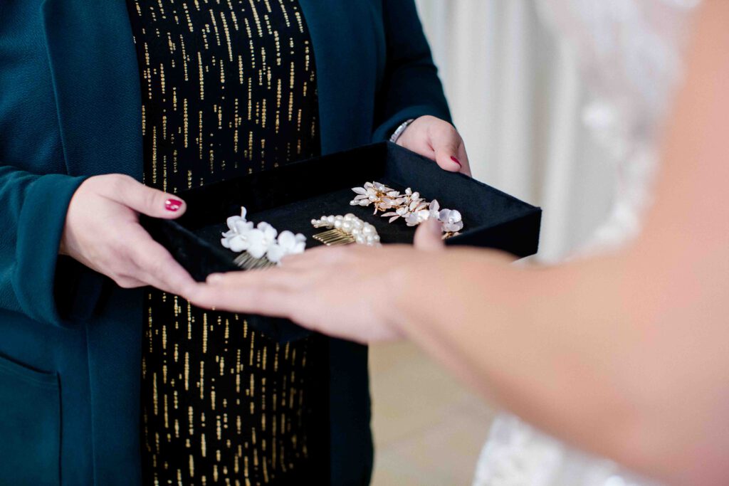 Detailaufnahmen von Brauthaarschmuck