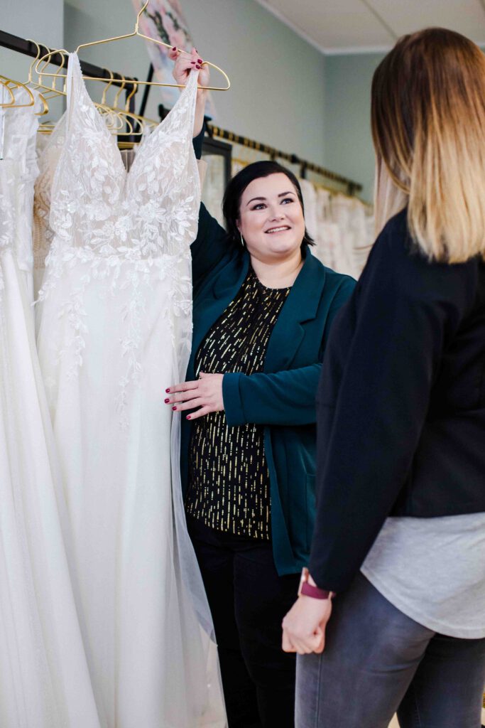 Brautkleid Freiberg - Schwester der Braut zeigt der Braut ein Kleid