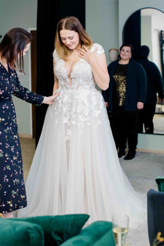 Braut im Brautgeschäft Freiberg - Brautkleid