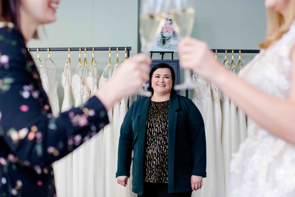 Kunden stoßen mit Sekt an. Brautkleid Freiberg