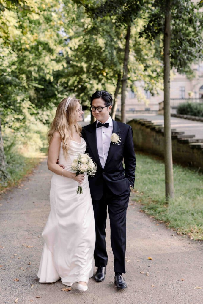 Brautpaar beim Paarshooting im Park des Schloss Albrechtsberg in Dresden