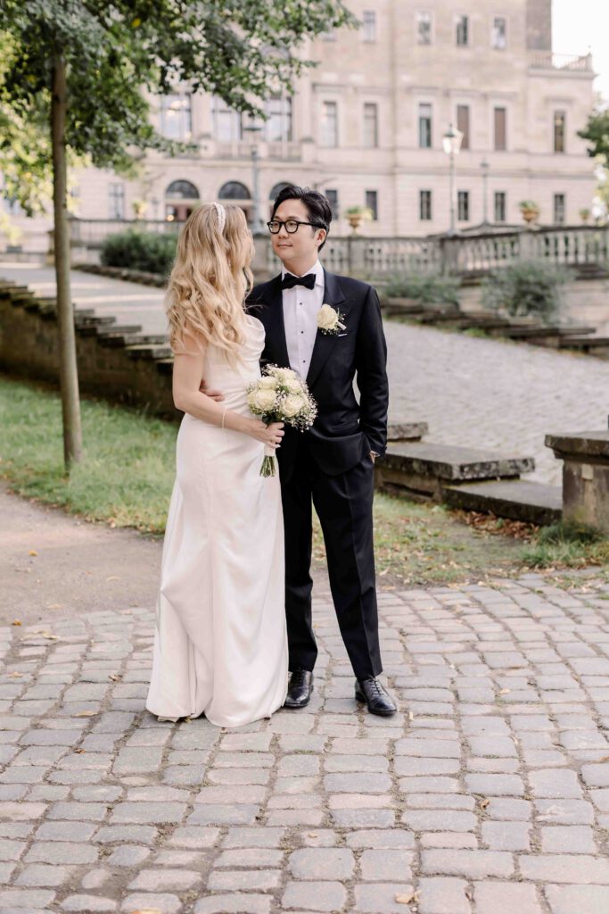 Brautpaar beim Paarshooting im Park des Schloss Albrechtsberg in Dresden