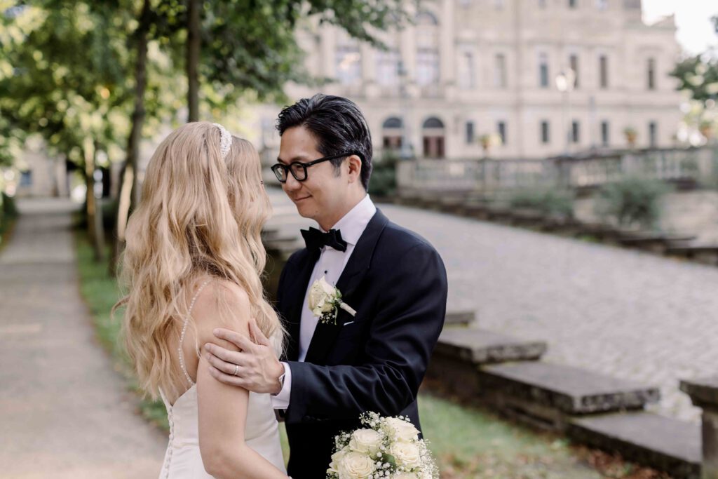 Brautpaar beim Paarshooting im Park des Schloss Albrechtsberg in Dresden